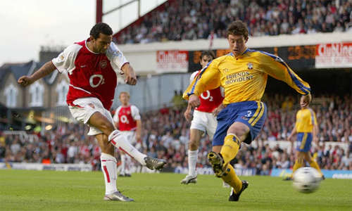 Pennant (trái) đã có thời điểm được kỳ vọng rất nhiều ở Arsenal và bóng đá Anh.