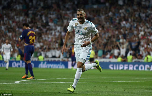 Benzema ăn mừng bàn thắng nâng tỷ số lên 2-0 ở phút 39