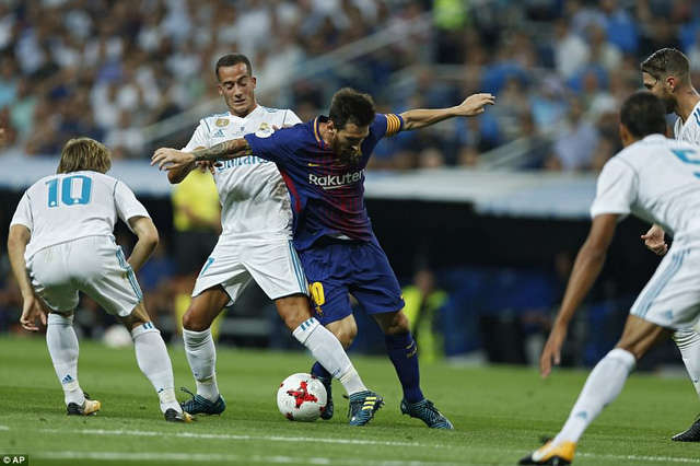 Messi trong vòng vây các hậu vệ Real Madrid