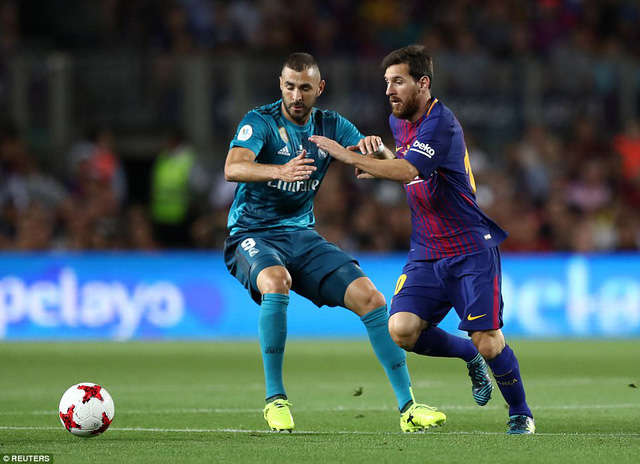 Benzema và Messi trong một tình huống tranh chấp