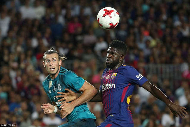 Bale bật cao tranh chấp bóng bổng với Umtiti
