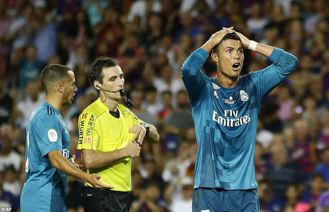 Nỗi thất vọng của Ronaldo khi nhận thẻ vàng thứ 2 ở phút 82 do lỗi ăn vạ