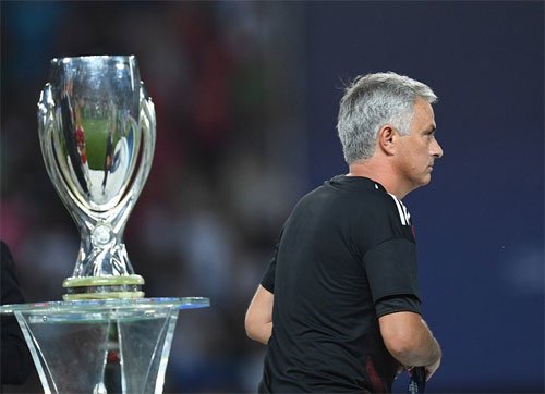 Mourinho cầm huy chương á quân rồi đem cho
