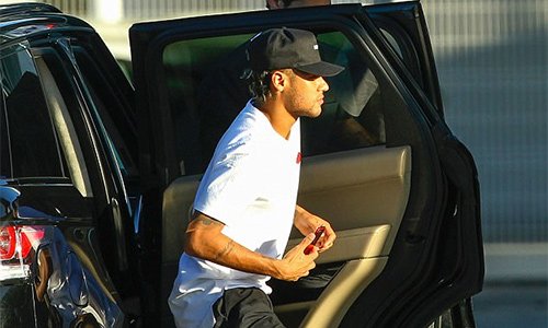 Neymar uỷ thác cho các luật sư đến nộp tiền giải phóng hợp đồng lên ban tổ chức La Liga, còn anh thì sang Porto, Bồ Đào Nha để chuẩn bị làm thủ tục kiểm tra y tế.