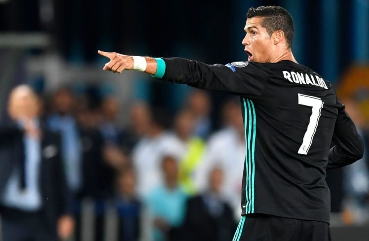 Theo Mourinho, 7 phút vào sân "diễn" của Ronaldo đã khiến MU mất cơ hội ẵm cúp