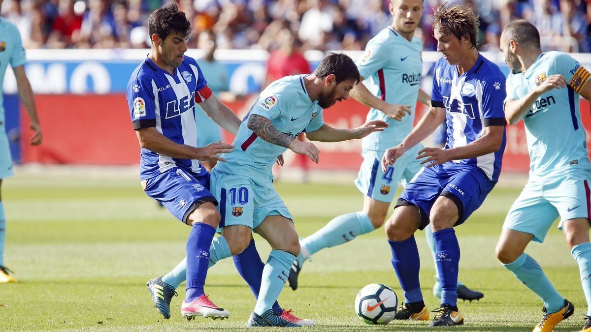 Messi đi bóng giữa hàng thủ Alaves