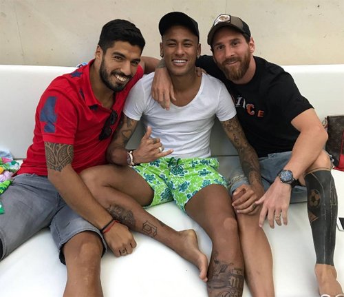 Bức ảnh do Messi đăng với lời chọc đùa rằng Neymar trở lại Barca.