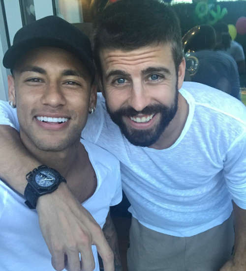 Bức ảnh được Neymar đăng lại với chú thích tương tự Pique, hàm ý rằng Pique mới là người ở lại.