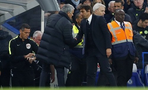Mourinho và Conte bắt tay ở một trận đấu tại Ngoại hạng Anh.