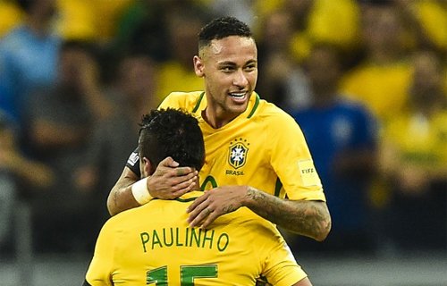 Paulinho và Neymar trong màu áo tuyển Brazil.