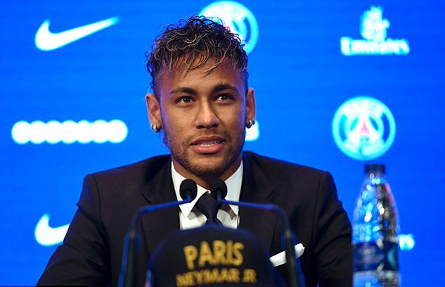 Neymar tự tin trả lời phỏng vấn trong buổi họp báo ra mắt