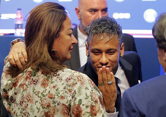 Neymar gửi nụ hôn gió đến các CĐV PSG