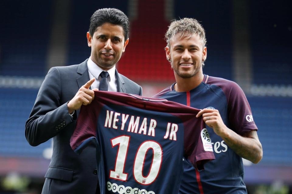 Neymar chụp hình cùng chủ tịch PSG - Nasser Al-Khelaifi
