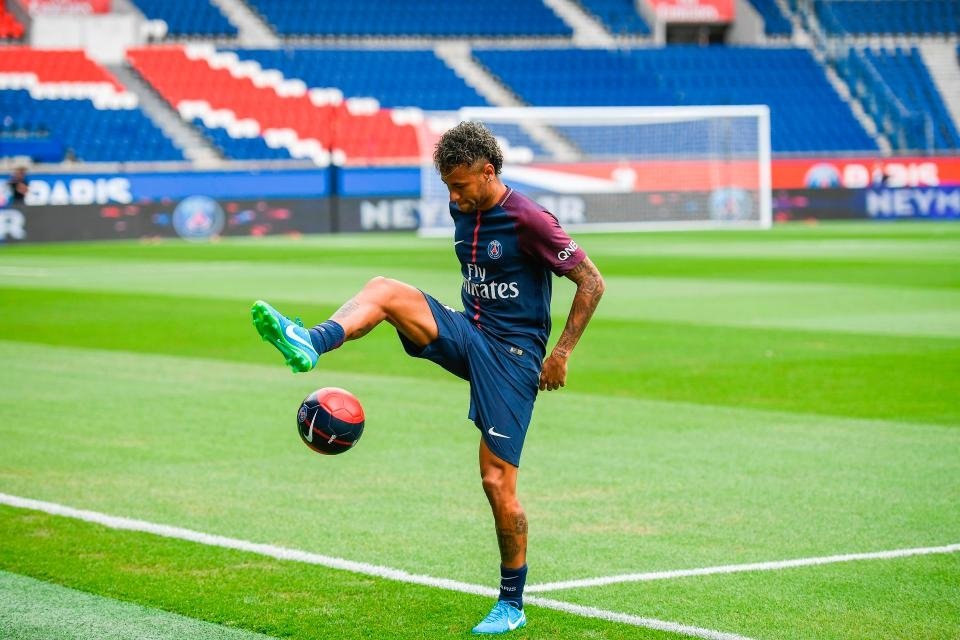 Trong trang phục thi đấu của PSG, Neymar phô diễn kỹ thuật với trái bóng