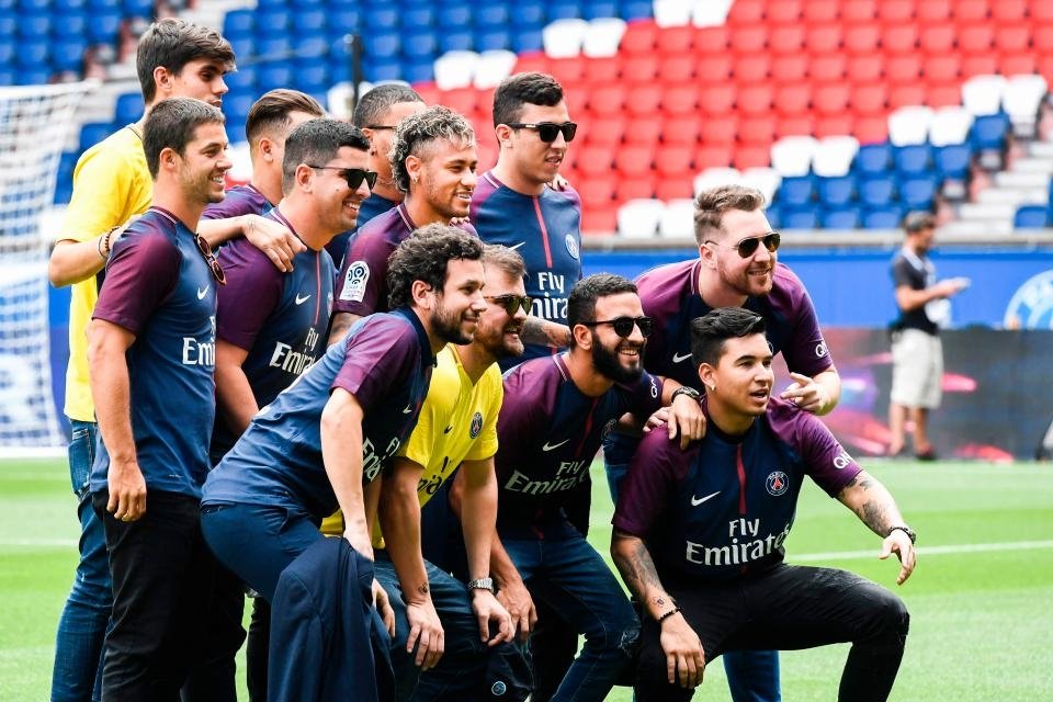 Neymar chụp hình cùng những người bạn thân thiết trong trang phục thi đấu của PSG