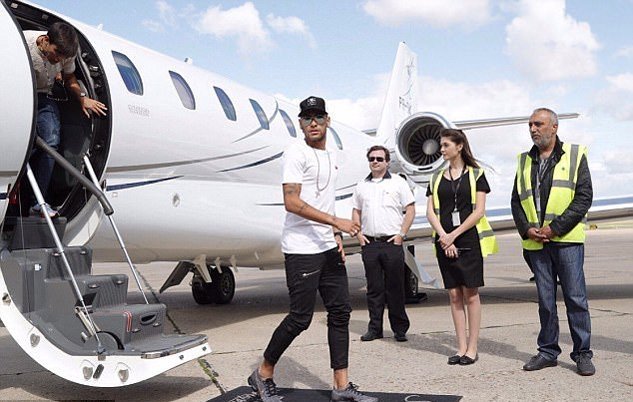 Chuyến bay chở Neymar đến Paris hạ cánh lúc 10h sáng nay (giờ Pháp)