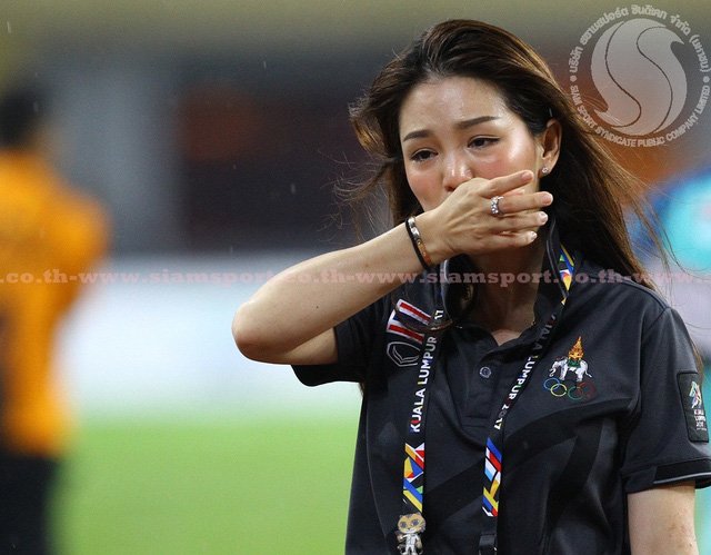 Nữ trưởng đoàn Thái Lan bật khóc sau khi đội nhà vô địch SEA Games