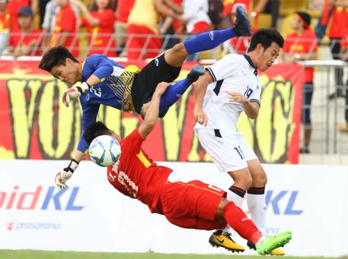 Thủ môn Phí Minh Long mắc sai lầm nghiêm trọng dẫn đến việc đội nhà thảm bại trước Thái Lan ở SEA Games vừa qua.