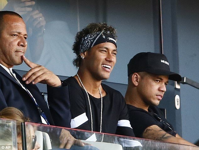 Neymar theo dõi trận đấu này một cách đầy hứng khởi