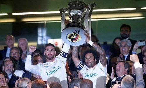 Ramos và Marcelo nâng cup vô địch La Liga mùa giải trước.