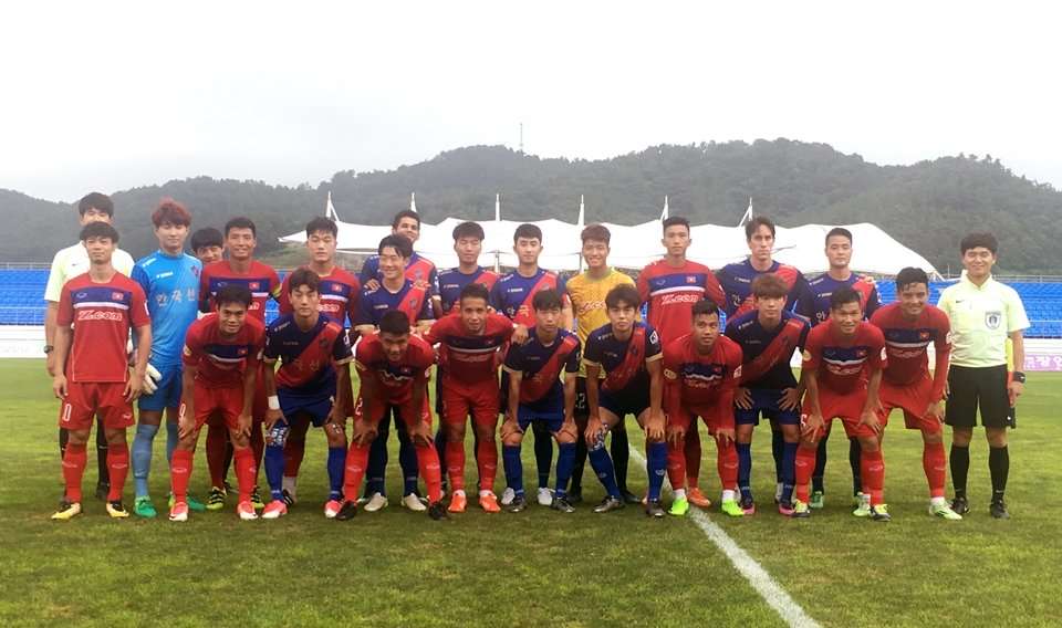 U22 Việt Nam chụp ảnh cùng CLB Busan FC sau trận giao hữu chiều 9/8