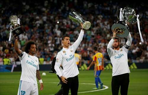 Ronaldo xuất hiện, mừng chiến thắng với đồng đội.