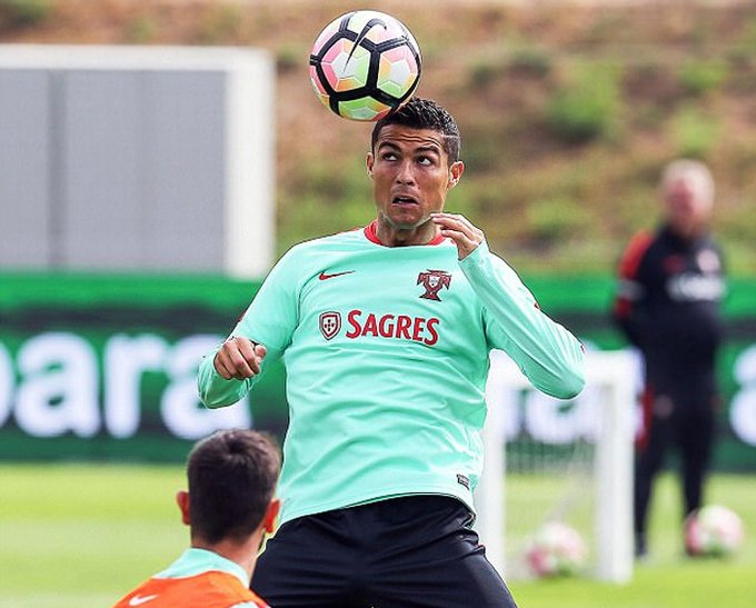 Ronaldo đã phải nghỉ thi đấu ba trận trong màu áo Real do án treo giò, sau khi đẩy trọng tài ở trận tranh Siêu Cup Tây Ban Nha với Barca. 