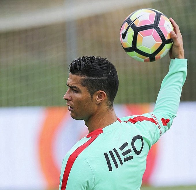 Sau loạt trận quốc tế, Ronaldo còn phải nghỉ hai trận nữa trong màu áo Real. Nhà đương kim vô địch Champions League và La Liga mới chịu hòa Valencia với tỷ số 2-2.
