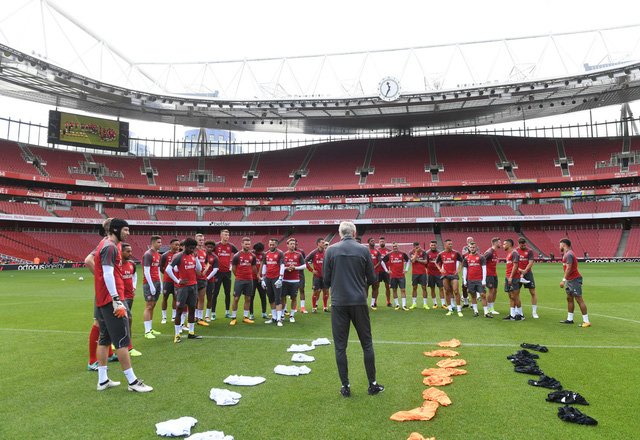 Wenger tập trung các học trò lại để nhắc nhở trước khi Arsenal bắt đầu tập luyện vào buổi tập cuối trước trận tranh Siêu cúp Anh