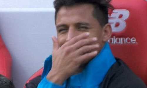 Alexis Sanchez cười cợt khi Arsenal bị Liverpool vùi dập