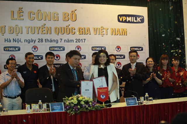 Đại diện VPMilk trong lễ ký kết hợp đồng tài trợ cho 2 đội tuyển bóng đá nam, nữ hồi tháng trước