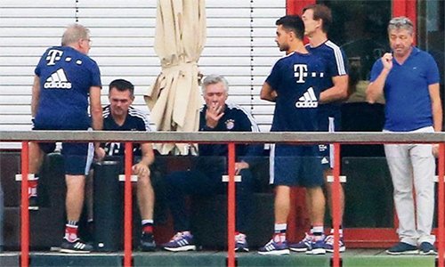 Ancelotti (thứ ba từ trái sang) trong một lần hút thuốc bên sân tập Bayern. 