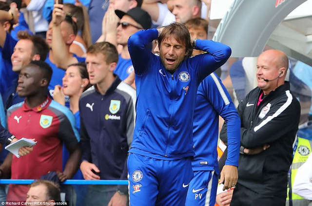 Conte ôm đầu "mếu máo" khi Chelsea bị thua Burnley