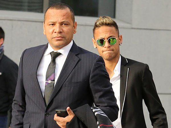 Neymar đã trái ý cha, ông Neymar Sr (trái), khi tới PSG