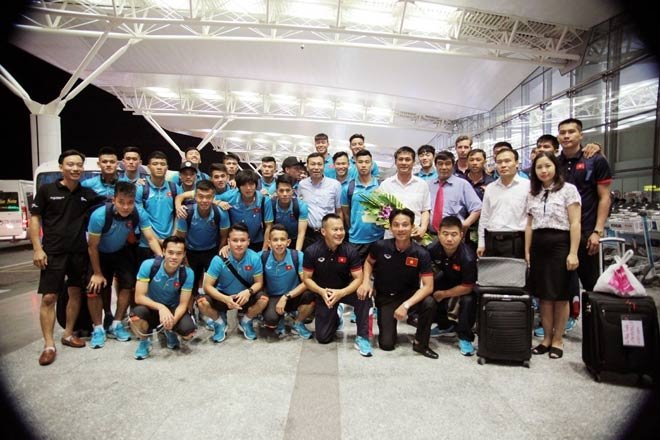 Các thành viên U22 Việt Nam và lãnh đạo VFF chụp ảnh ở sân bay Nội Bài trước khi lên đường sang Hàn Quốc