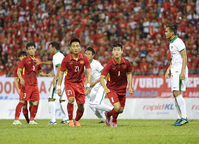 Duy Mạnh (thứ hai từ phải sang) đã phải rời sân ở giữa hiệp hai trận đấu gặp U22 Indonesia