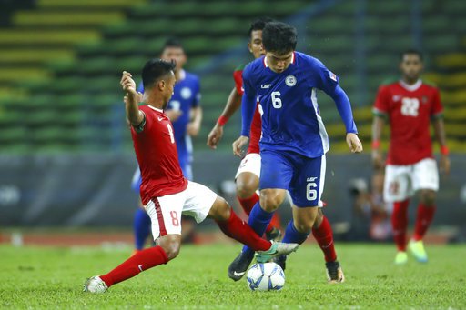 Muhammad Hargianto (trái, U22 Indonesia) tranh bóng với Yoshiharu Koizumi (phải, U22 Philippines)