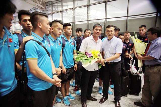 Phó Chủ tịch VFF tiễn thầy trò HLV Hữu Thắng ở sân bay