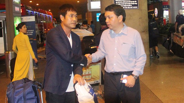 Khoảnh khắc chia tay của HLV Nguyễn Hữu Thắng với Tổng thư ký VFF Lê Hoài Anh