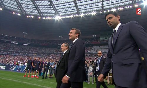 Tổng thống Macron (giữa) trong một lần tới thăm sân của PSG với sự tháp tùng của Al-Khelaifi (phải).
