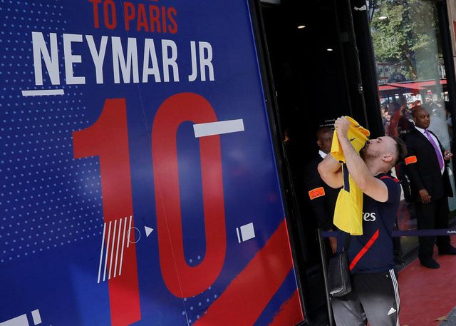 CĐV xếp hàng mua áo đấu Neymar