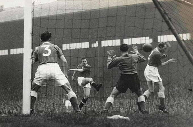 Huyền thoại Bobby Charlton là người có thành tích gần nhất với Lukaku. Danh thủ trưởng thành từ lò đào tạo Man Utd đã có chín bàn sau chín trận trong mùa đầu tiên được đôn lên đội một năm 1956. Ông giữ kỷ lục ghi nhiều bàn nhất cho Man Utd với 249 pha lập công và chỉ bị Rooney phá vào mùa giải năm ngoái