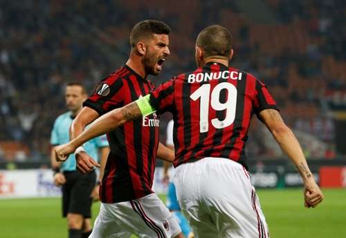 Musacchio (trái) nhân đôi cách biệt cho AC Milan.
