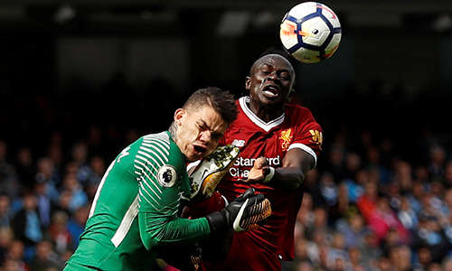 Cú đá của Mane trúng mặt Ederson khiến tiền đạo của Liverpool lĩnh thẻ đỏ, còn thủ môn Man City thì rời sân bằng cáng. 