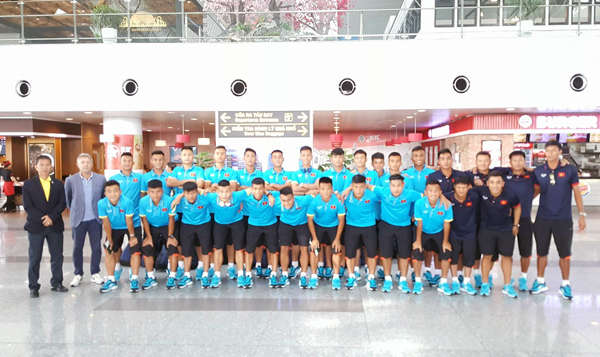 BHL cùng cầu thủ U18 Việt Nam