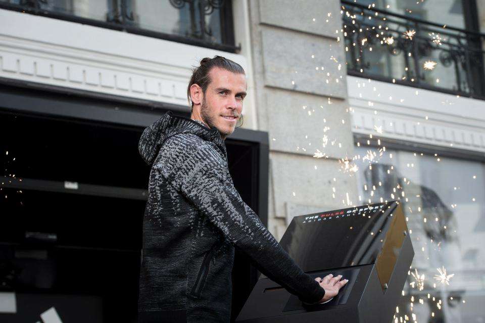   Khi tham dự sự kiện, Bale cũng không yên