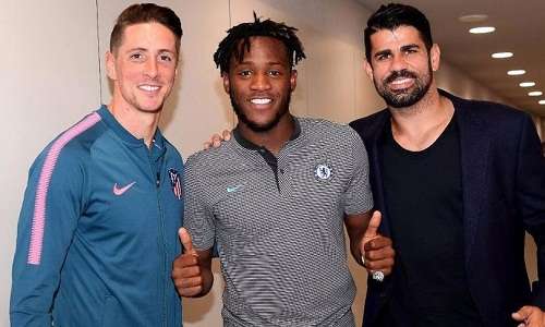 Costa chụp ảnh cùng Batshuayi và Torres nhưng sau đó bị tiền đạo Chelsea trêu đùa khi đăng ảnh này.