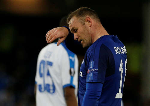 Rooney thất vọng sau khi trận đấu kết thúc dù ghi bàn đầu tiên cho Everton ở cup châu Âu. 