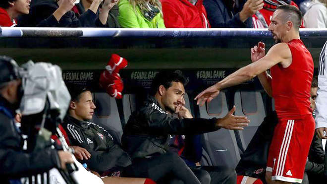 Ribery tức giận ném áo vào băng ghế dự bị
