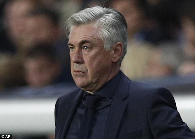 HLV Ancelotti thẩn thờ chứng kiến Bayern Munich thảm bại trước PSG